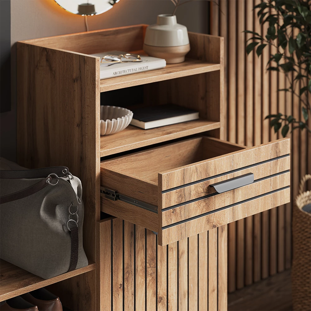 Nærbillede af Skoskab i farven Wotan af eg, der viser struktur/detaljer