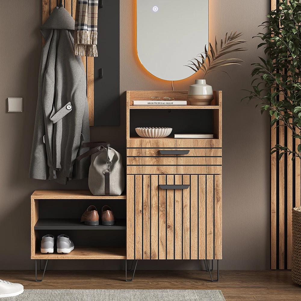 Schoenenkast in Eiken Wotan op een witte achtergrond met decoratieve elementen