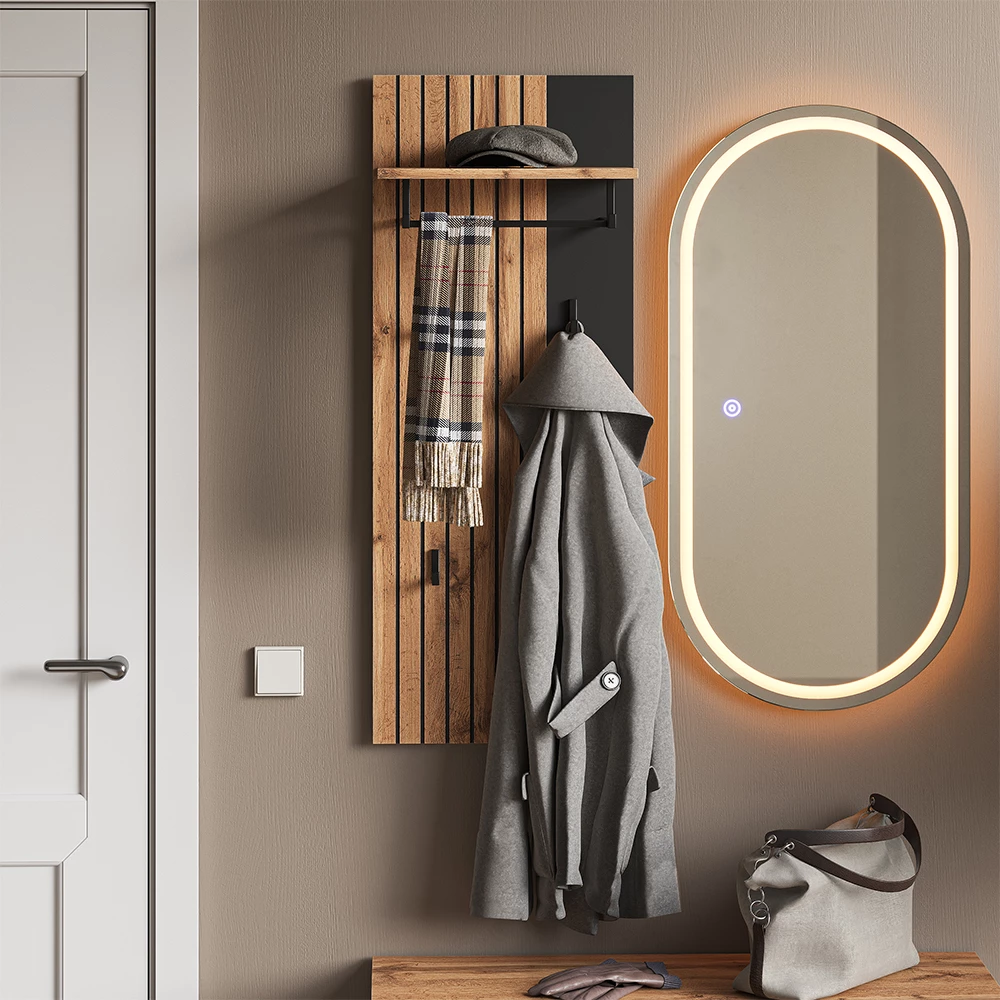 Wandkapstok in Eiken Wotan op een witte achtergrond met decoratieve elementen
