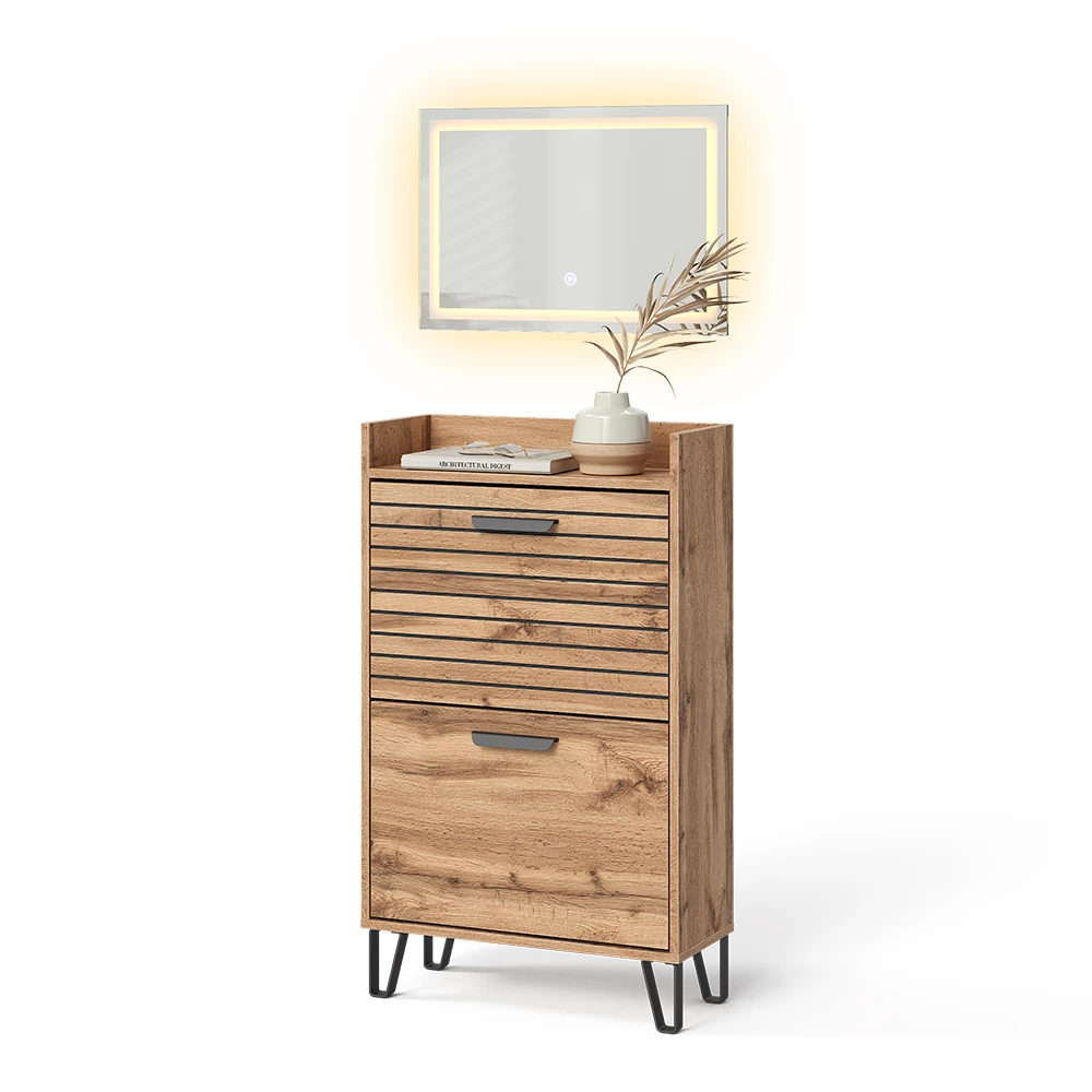 Garderobe in Eiken Wotan op een witte achtergrond met decoratieve elementen