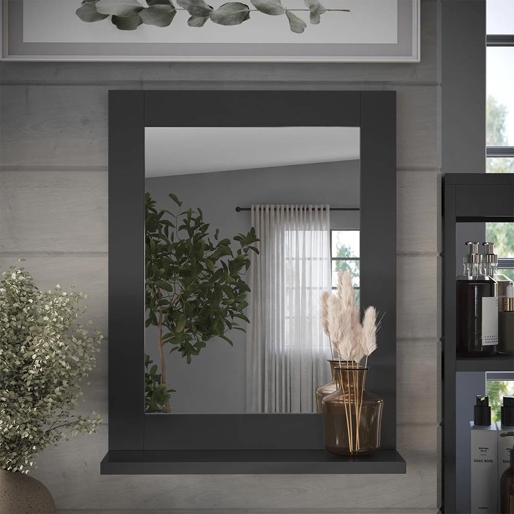 Specchio da bagno in Grigio, mostrato in un ambiente ambientale con decorazioni