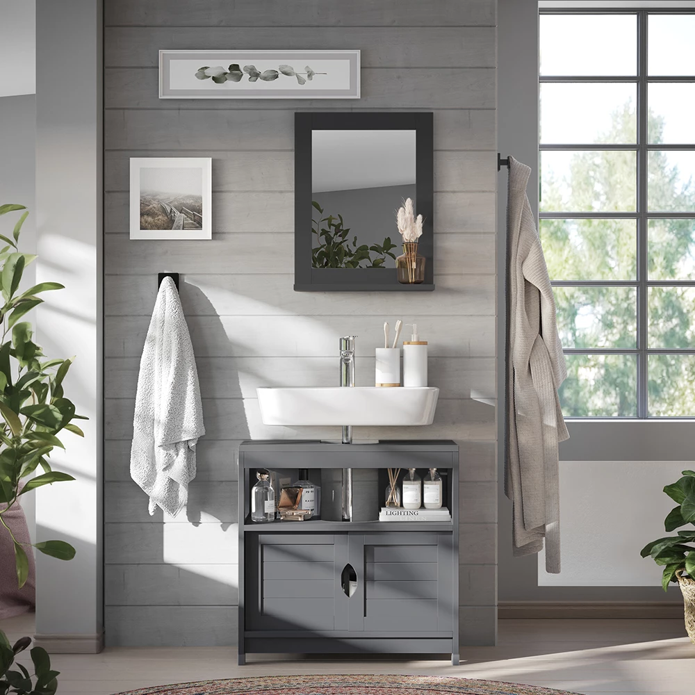Badmöbel-Set in Grau, dargestellt im Ambiente mit Dekoration