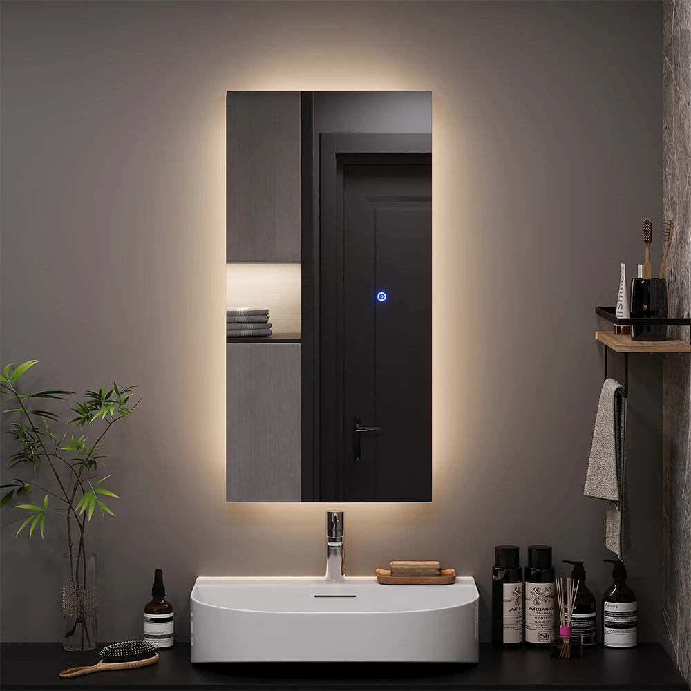 Badezimmerspiegel in Glas, dargestellt im Ambiente mit Dekoration