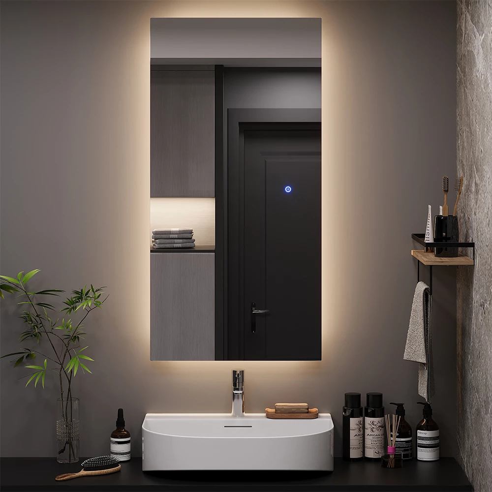 Badezimmerspiegel in Glas, dargestellt im Ambiente mit Dekoration