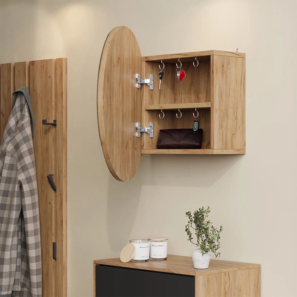 Nahaufnahme von Badspiegelschrank in Goldkraft Eiche, zeigt Design- und Oberflächendetails