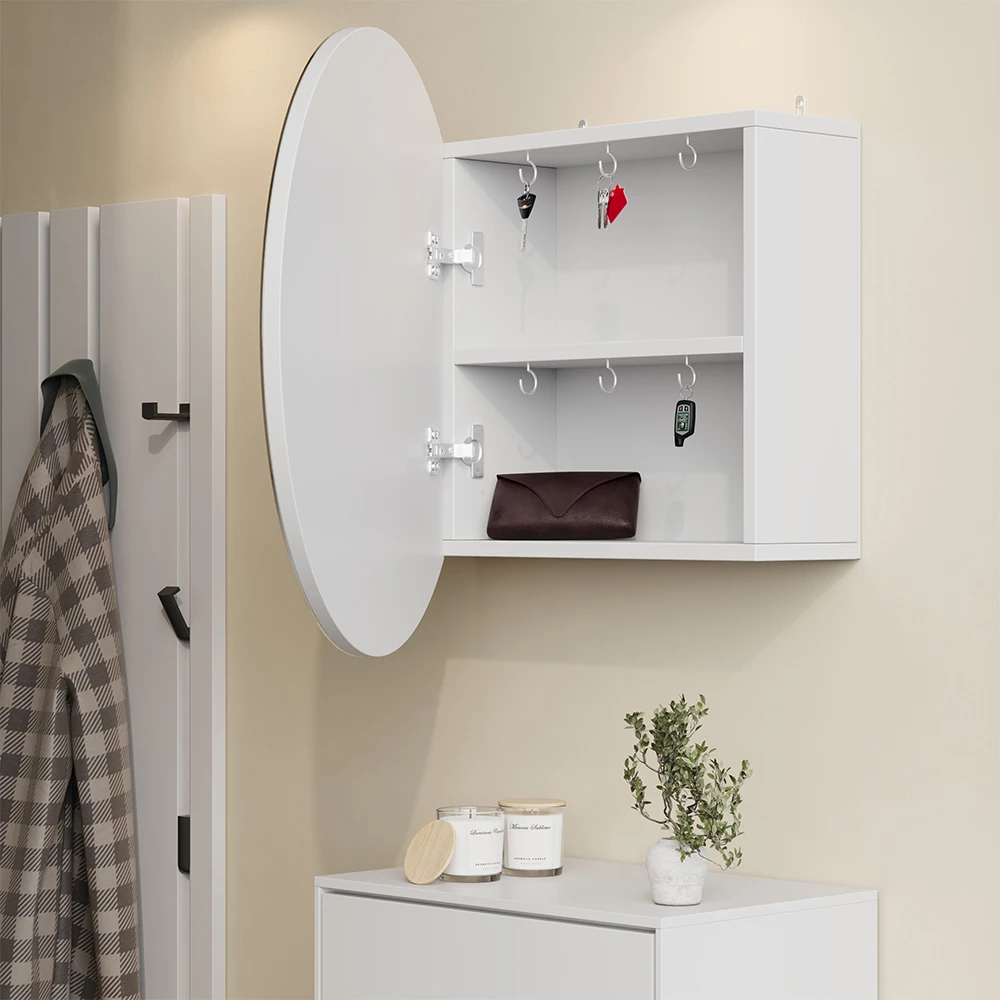 Nahaufnahme von Badspiegelschrank in Weiß, zeigt Design- und Oberflächendetails