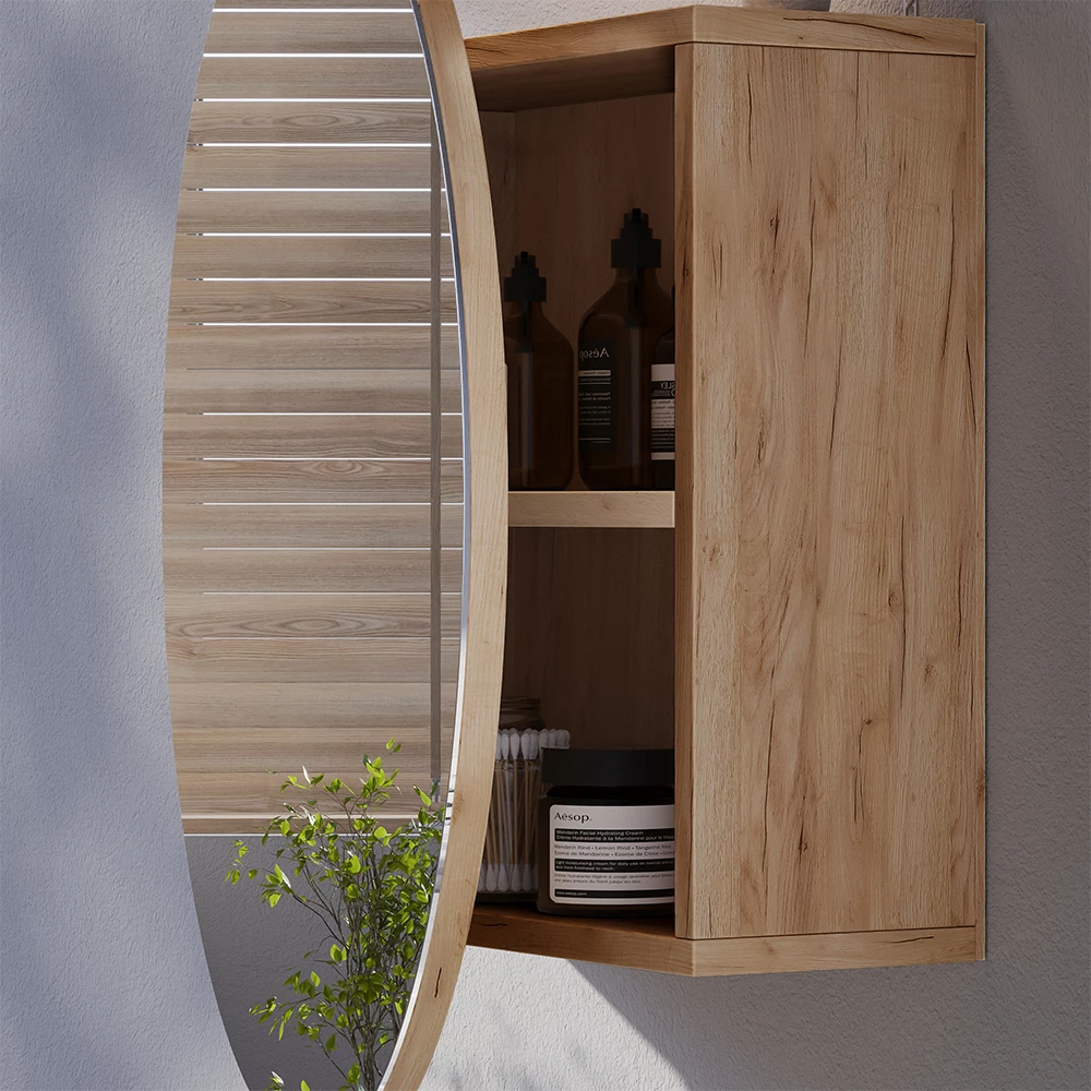 Nahaufnahme von Badspiegelschrank in Goldkraft Eiche, zeigt Textur/Details