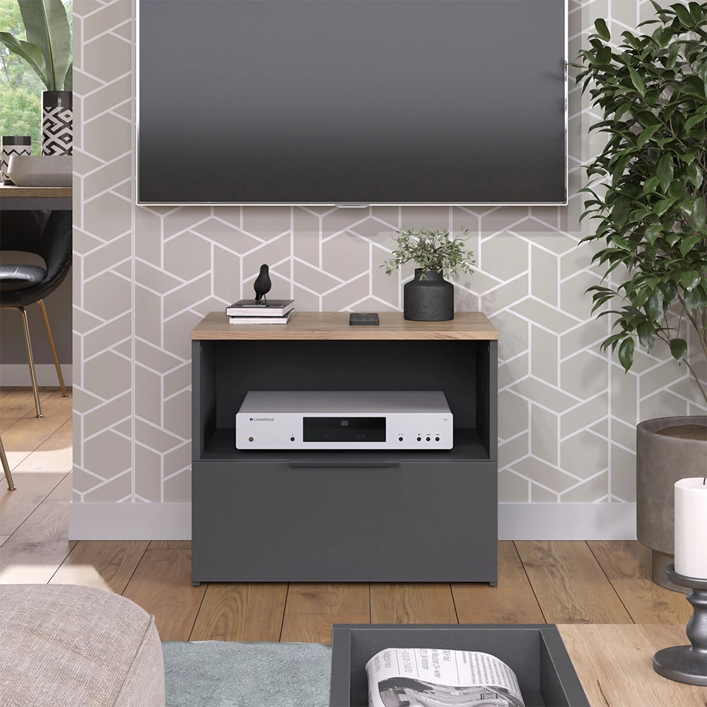 Lowboard in Anthrazit/Sonoma, dargestellt im Ambiente mit Dekoration