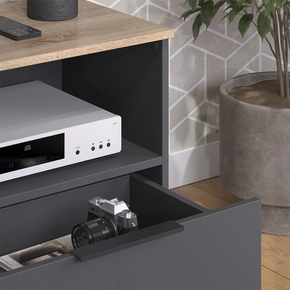 Nahaufnahme von Lowboard in Anthrazit/Sonoma, zeigt Textur/Details