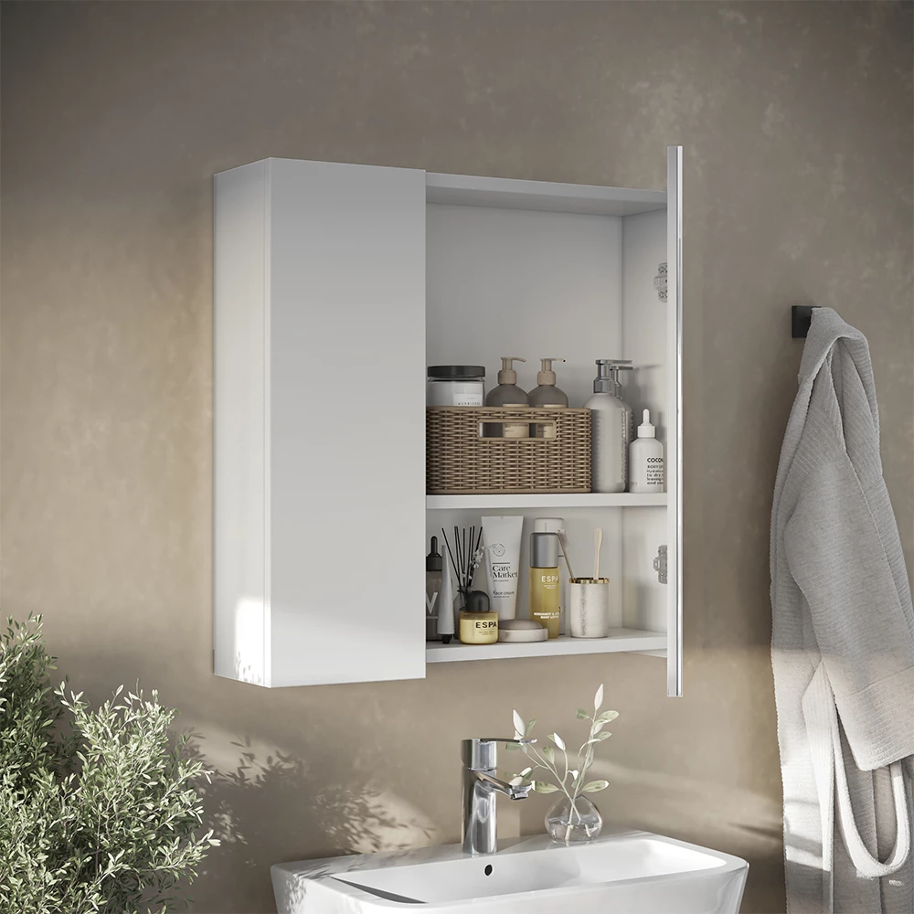 Nahaufnahme von Badspiegelschrank in Weiß, zeigt Design- und Oberflächendetails