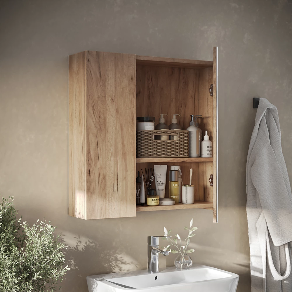 Gros plan de Armoire de toilette en Chêne de force doré, montrant le design et les détails de surface