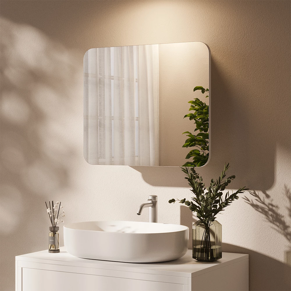 Badspiegelschrank in Weiß, dargestellt im Ambiente mit Dekoration