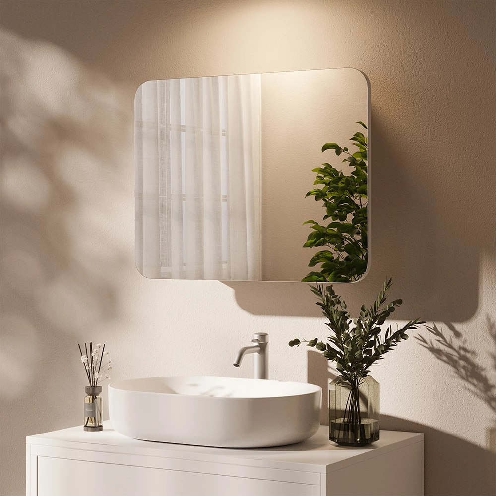 Badspiegelschrank in Weiß, dargestellt im Ambiente mit Dekoration