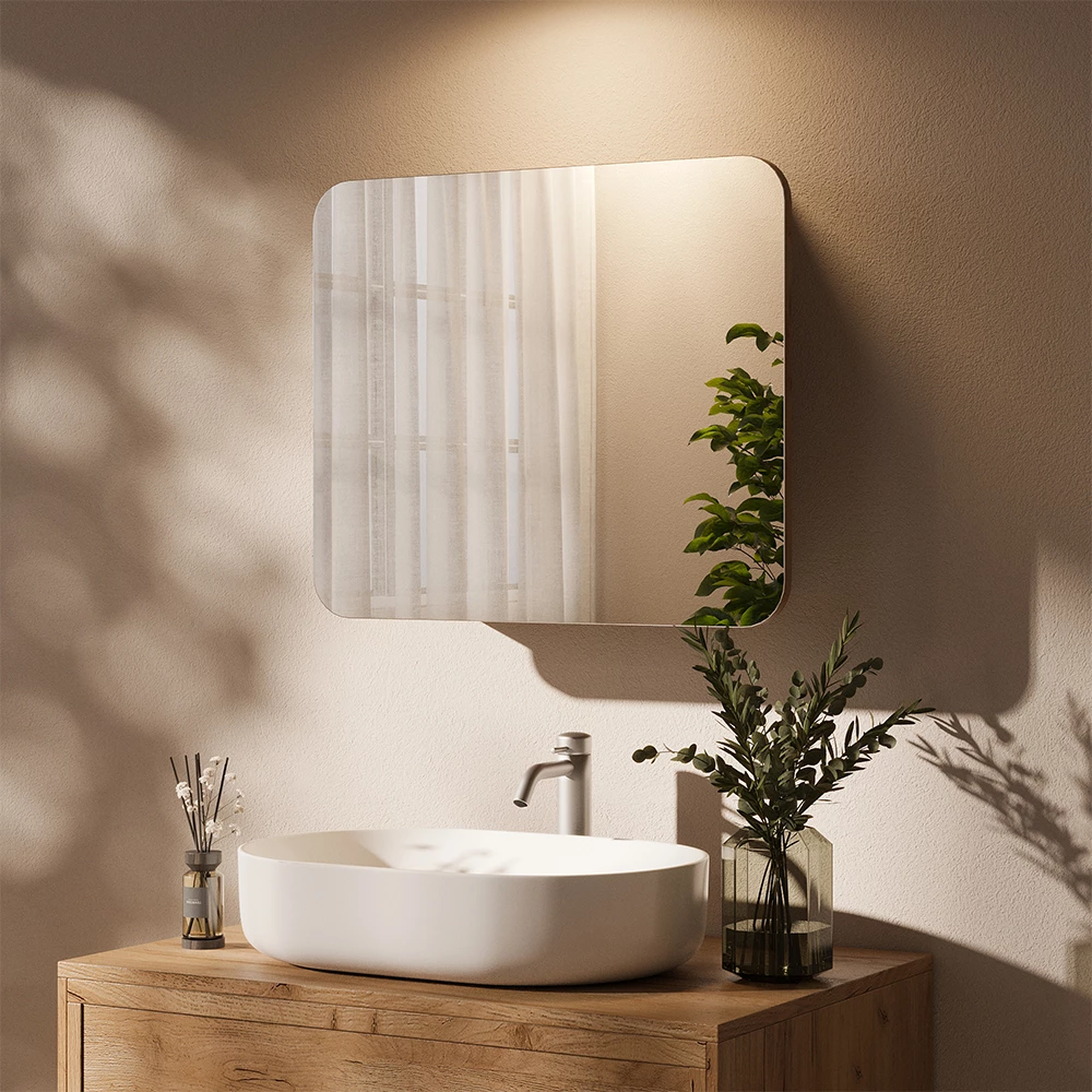 Badspiegelschrank in Goldkraft Eiche, dargestellt im Ambiente mit Dekoration