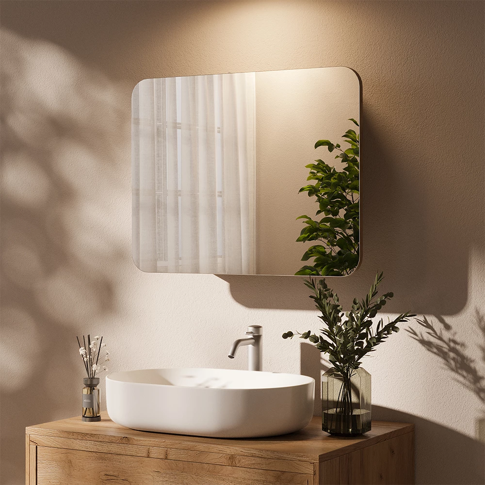 Badspiegelschrank in Goldkraft Eiche, dargestellt im Ambiente mit Dekoration