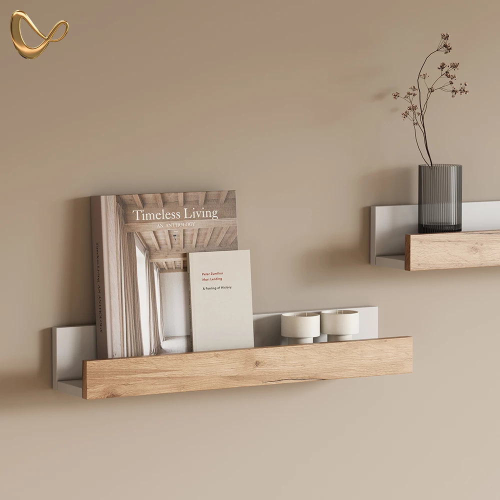 Nahaufnahme von Wandregal in Weiß/Goldkraft Eiche, zeigt Design- und Oberflächendetails
