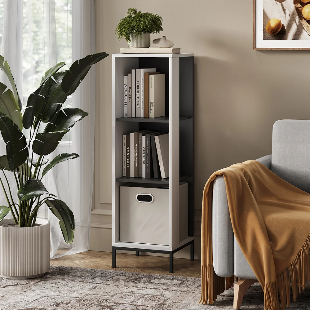 Bücherregal in Weiß auf weißem Hintergrund