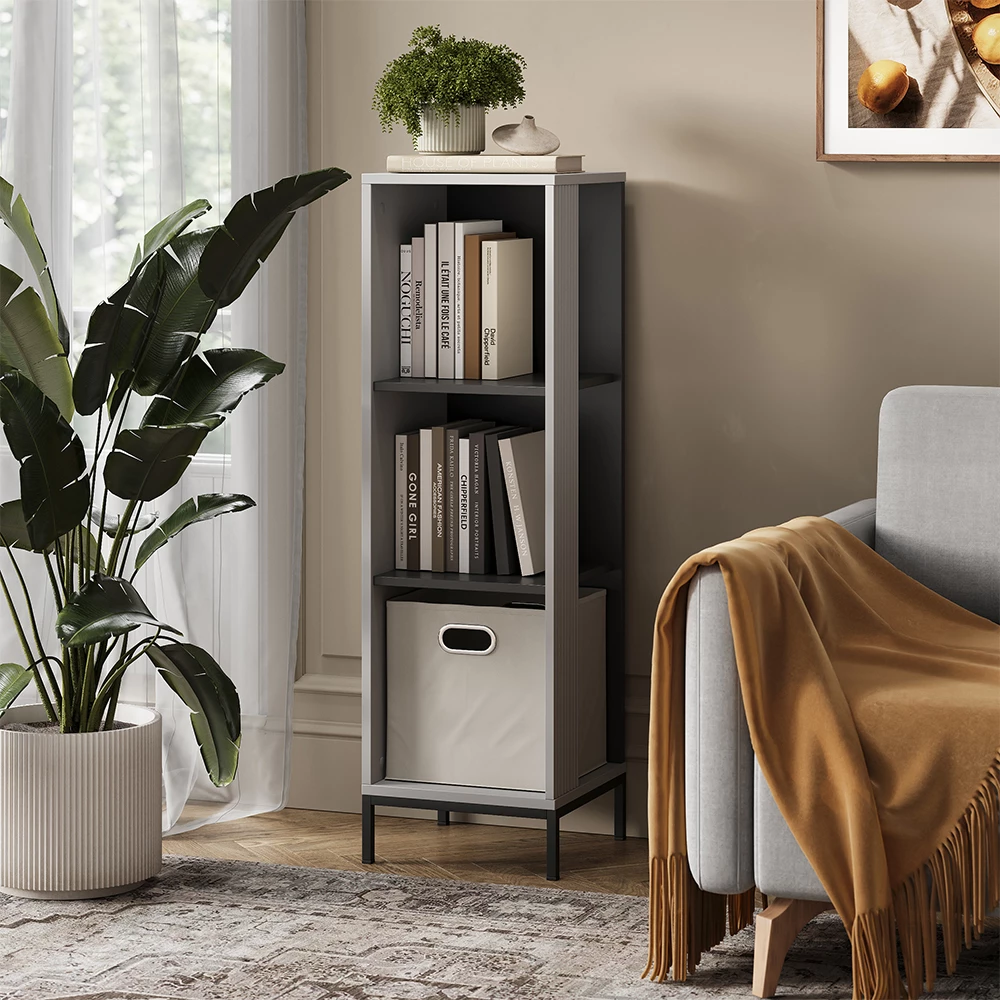 Bücherregal in Grau auf weißem Hintergrund