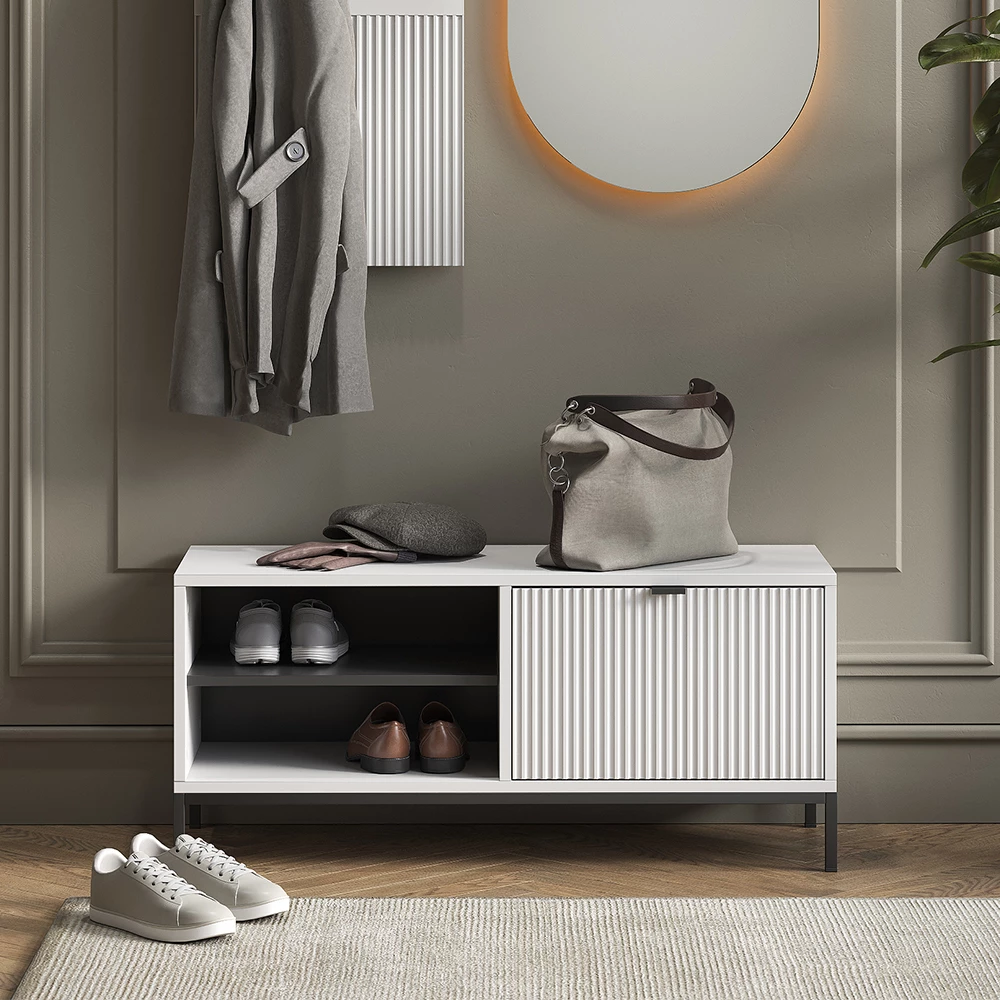 Schuhschrank in Weiß auf weißem Hintergrund