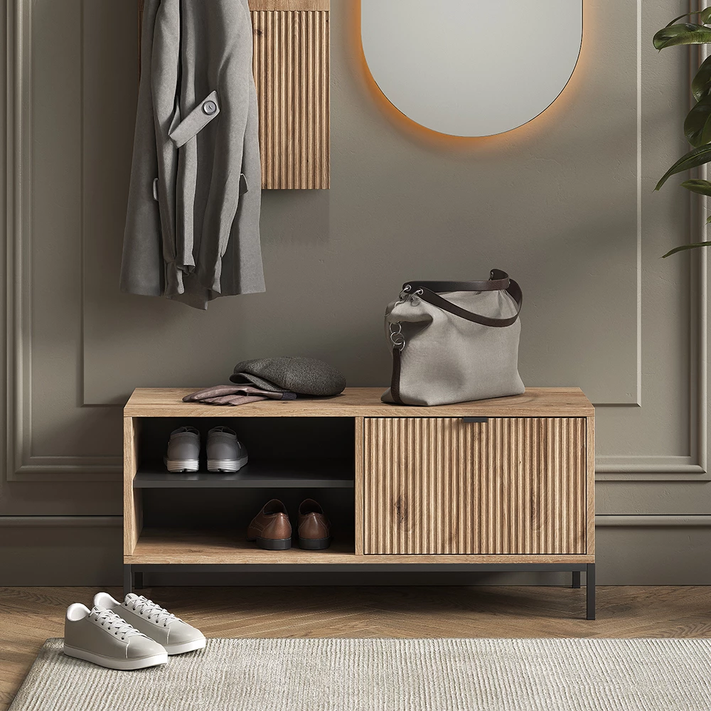 Schuhschrank in Viking Oak auf weißem Hintergrund
