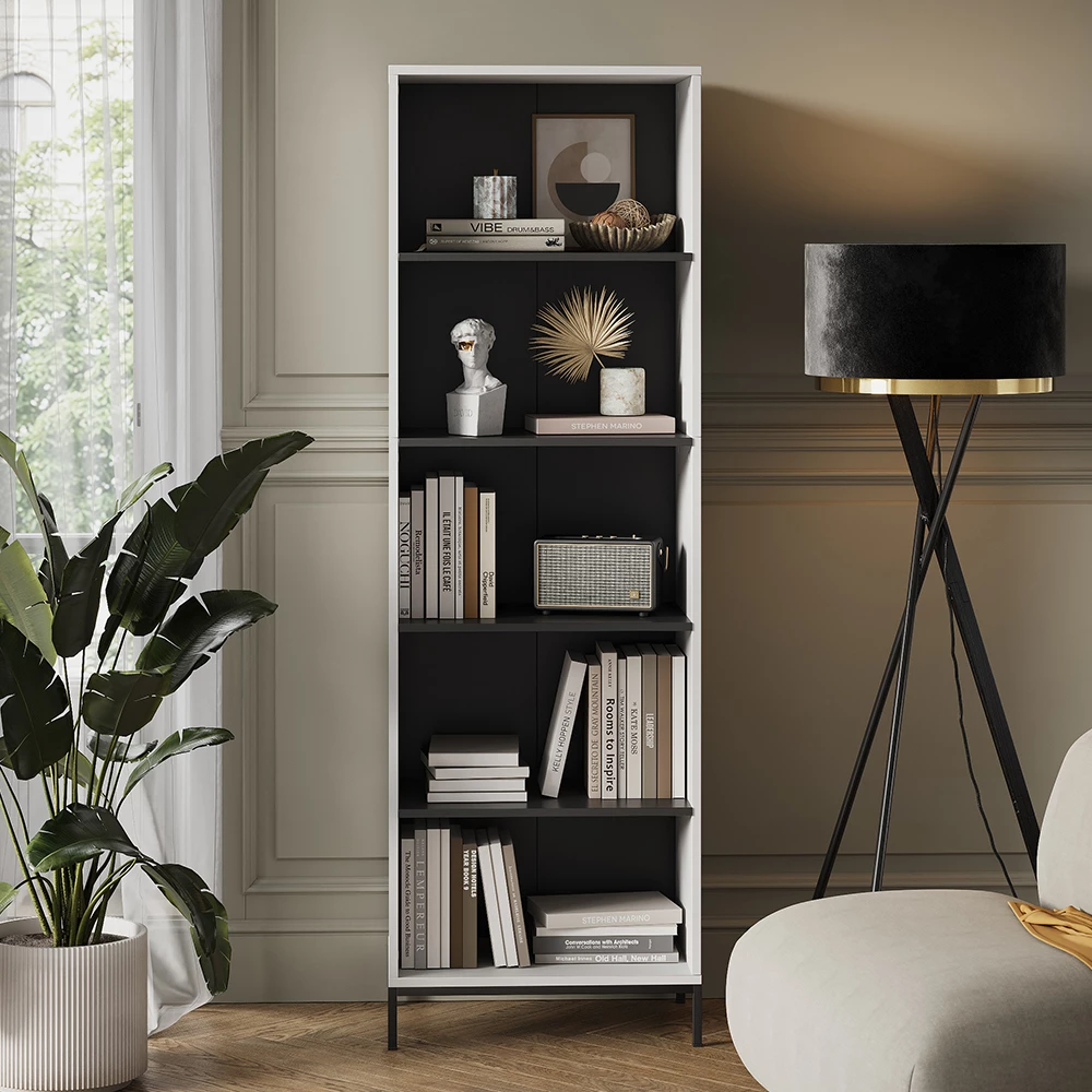 Bücherregal in Weiß auf weißem Hintergrund