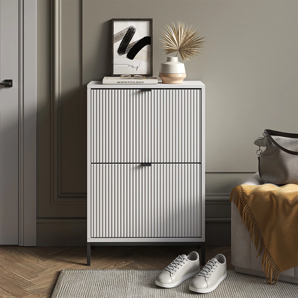 Skotipper i farven Hvid, vist i et miljø med dekoration