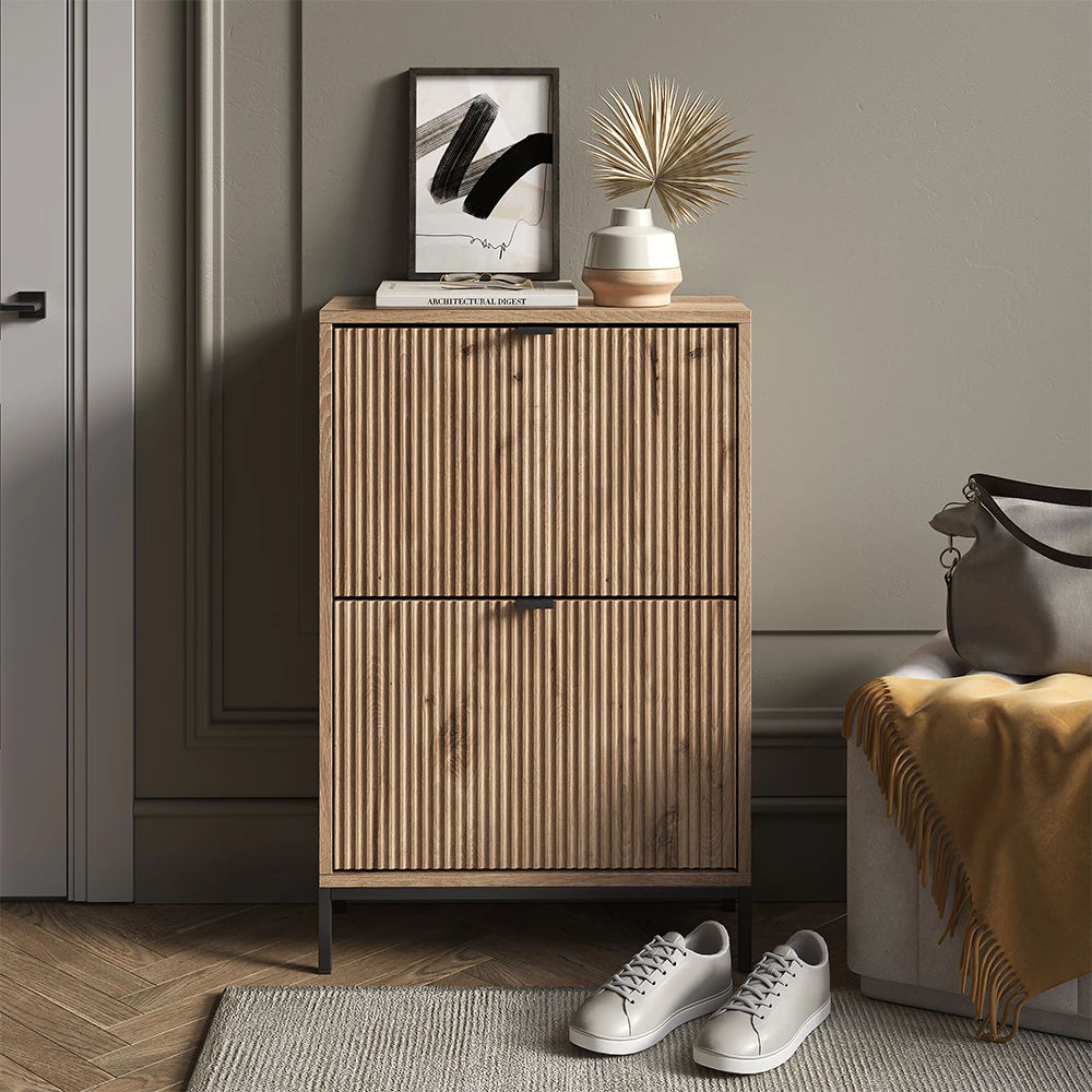 Skotipper i farven Viking Eg, vist i et miljø med dekoration