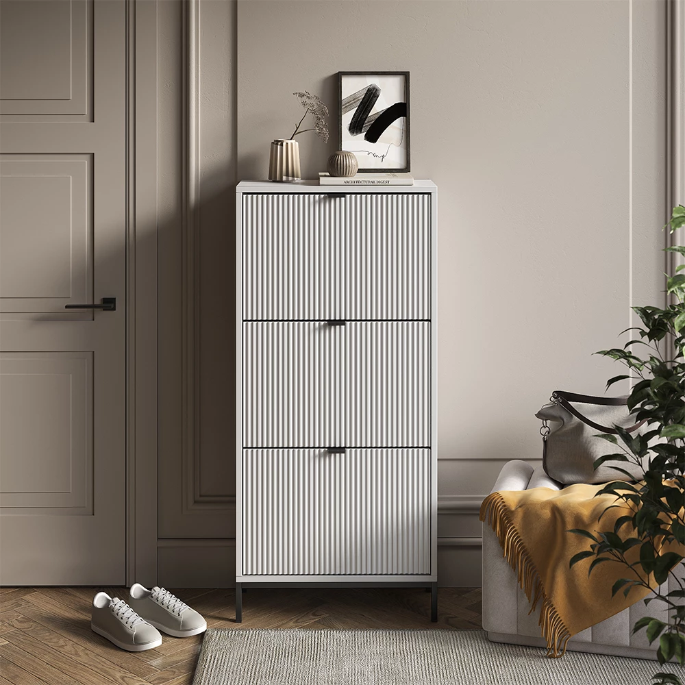 Skotipper i farven Hvid, vist i et miljø med dekoration