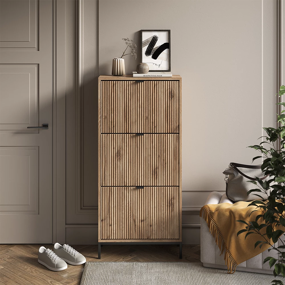 Skotipper i farven Viking Eg, vist i et miljø med dekoration