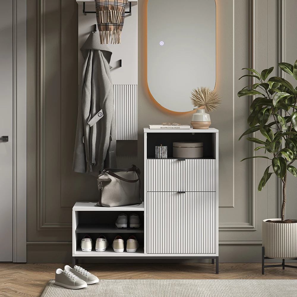 Schuhschrank in Weiß auf weißem Hintergrund