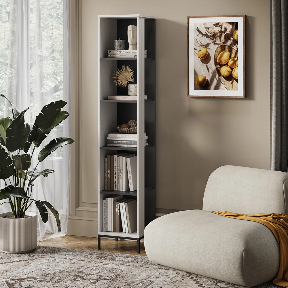 Bücherregal in Weiß auf weißem Hintergrund