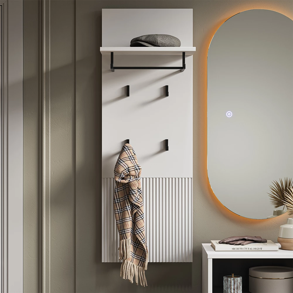 Wandgarderobe in Weiß auf weißem Hintergrund