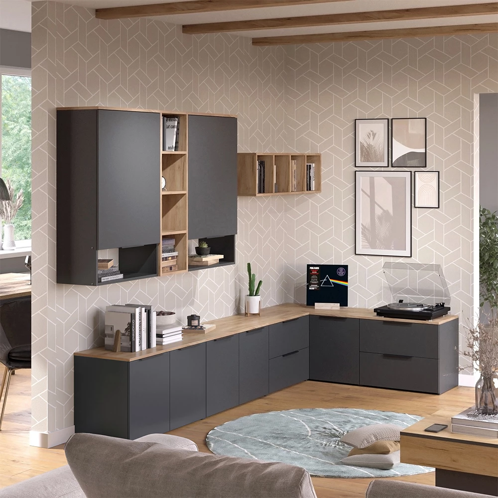 Wohnwand in Anthrazit, dargestellt im Ambiente mit Dekoration