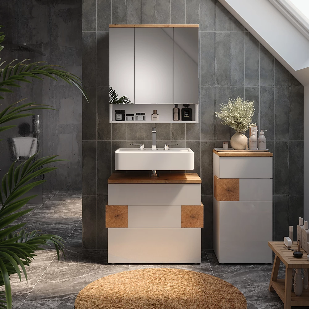 Badmöbel-Set in Weiß, dargestellt im Ambiente mit Dekoration