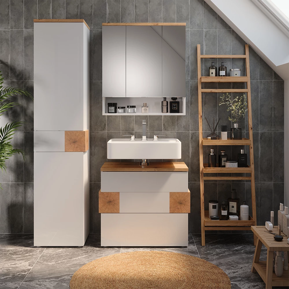 Badmöbel-Set in Weiß, dargestellt im Ambiente mit Dekoration