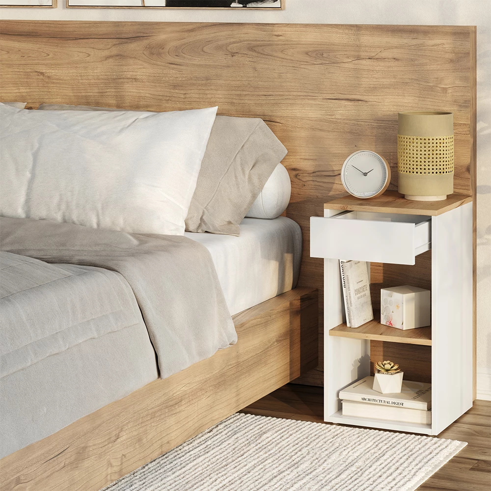 Nahaufnahme von Nachttisch in Weiß/Goldkraft Eiche, zeigt Design- und Oberflächendetails