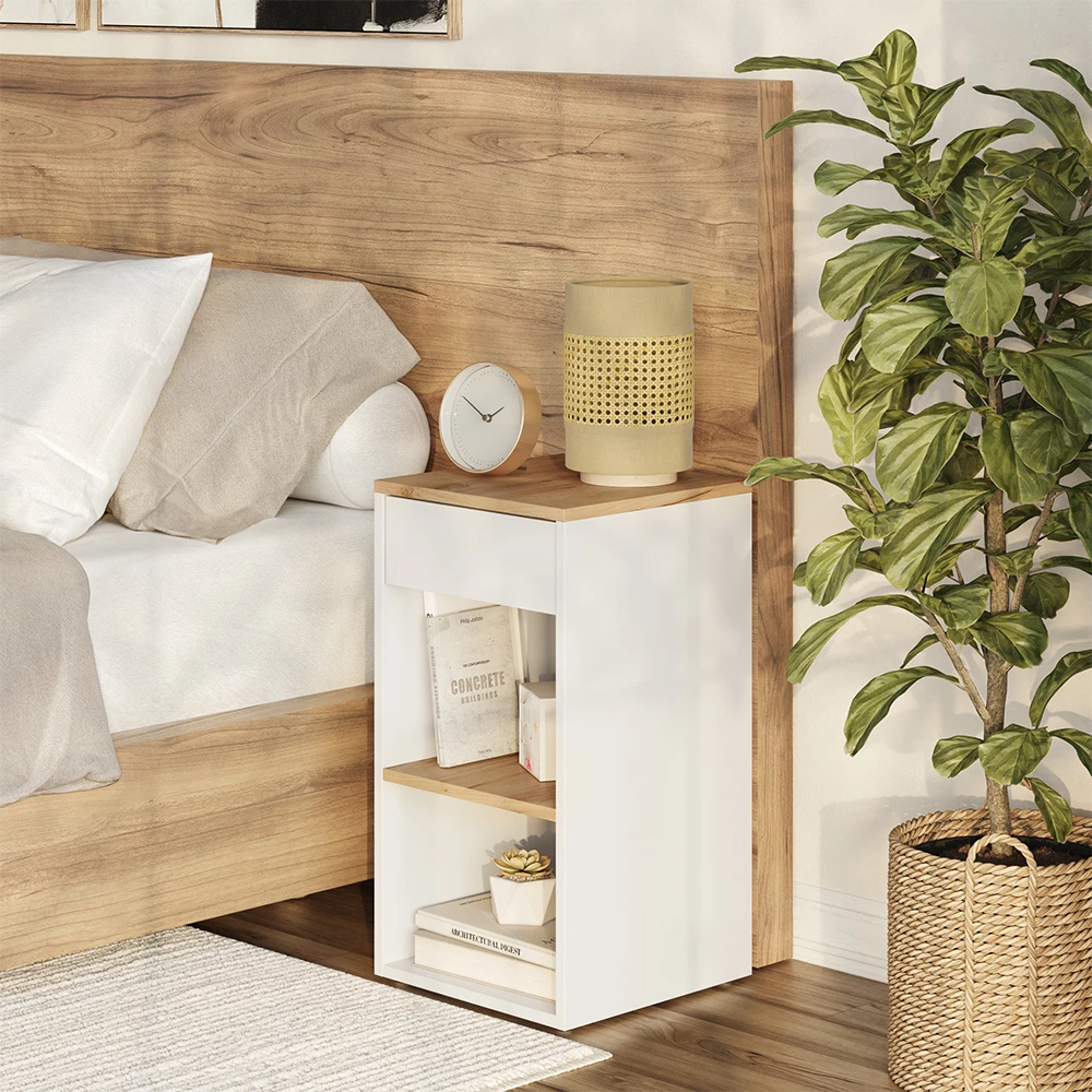 Nachttisch in Weiß/Goldkraft Eiche, dargestellt im Ambiente mit Dekoration