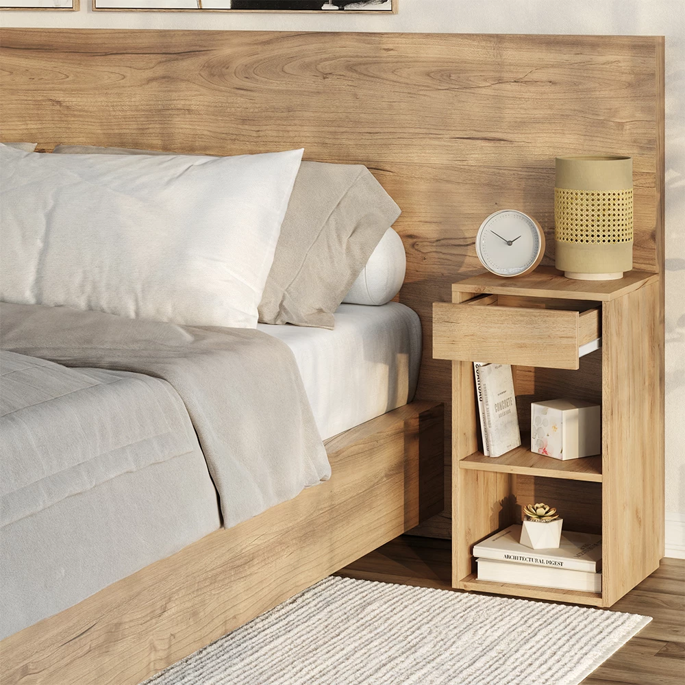 Nahaufnahme von Nachttisch in Goldkraft Eiche, zeigt Design- und Oberflächendetails