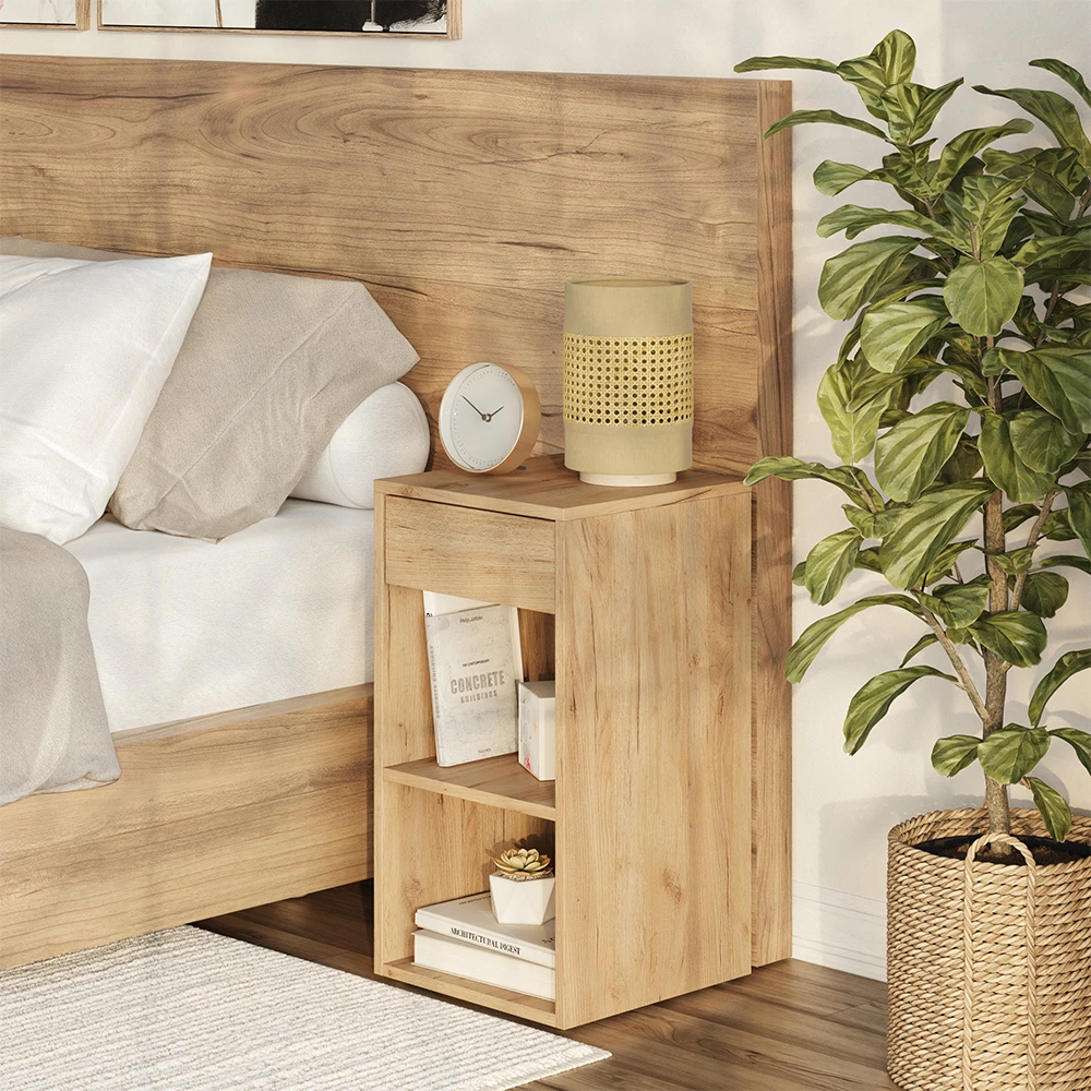 Nachttisch in Goldkraft Eiche, dargestellt im Ambiente mit Dekoration