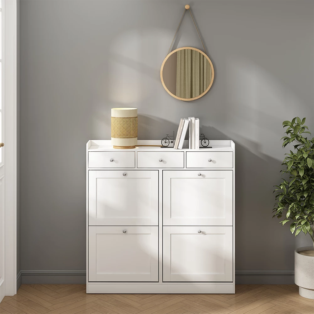 Skotipper i farven Hvid, vist i et miljø med dekoration