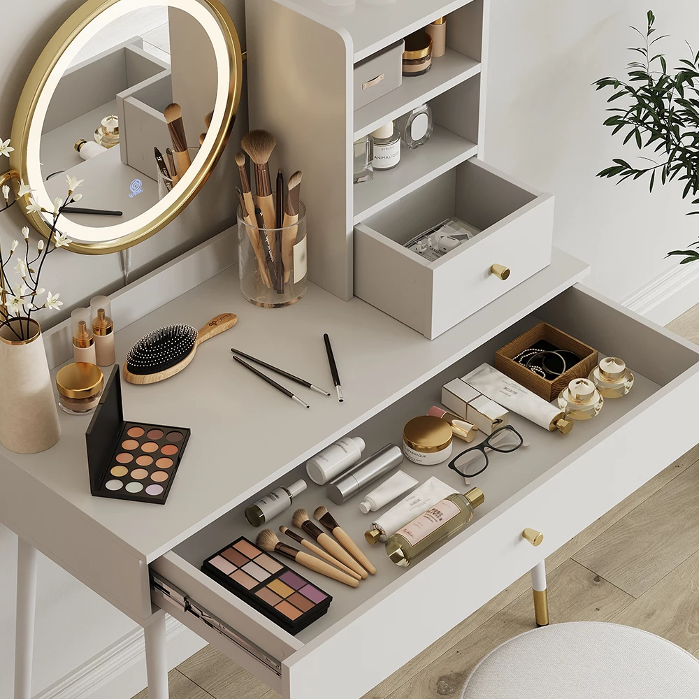 Nahaufnahme von Schminktisch in Weiß, zeigt Textur/Details