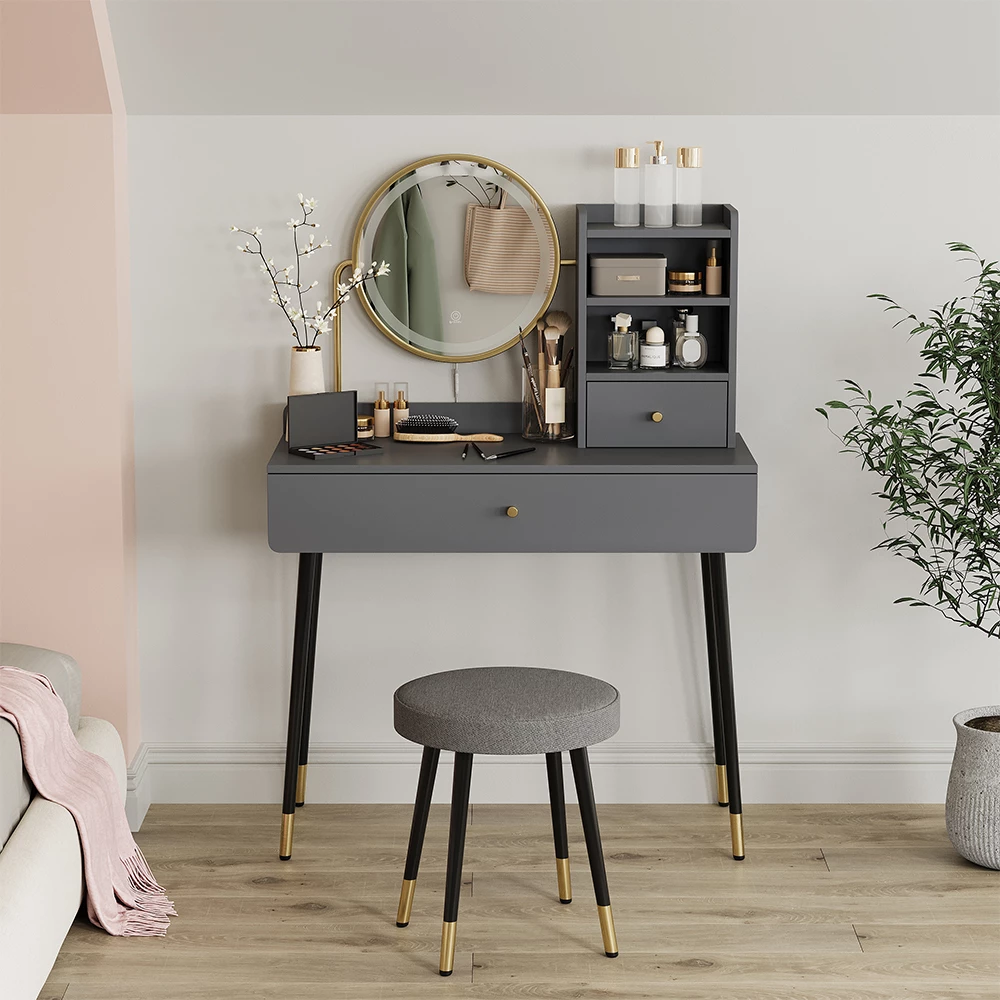 Schminktisch in Grau, dargestellt im Ambiente mit Dekoration