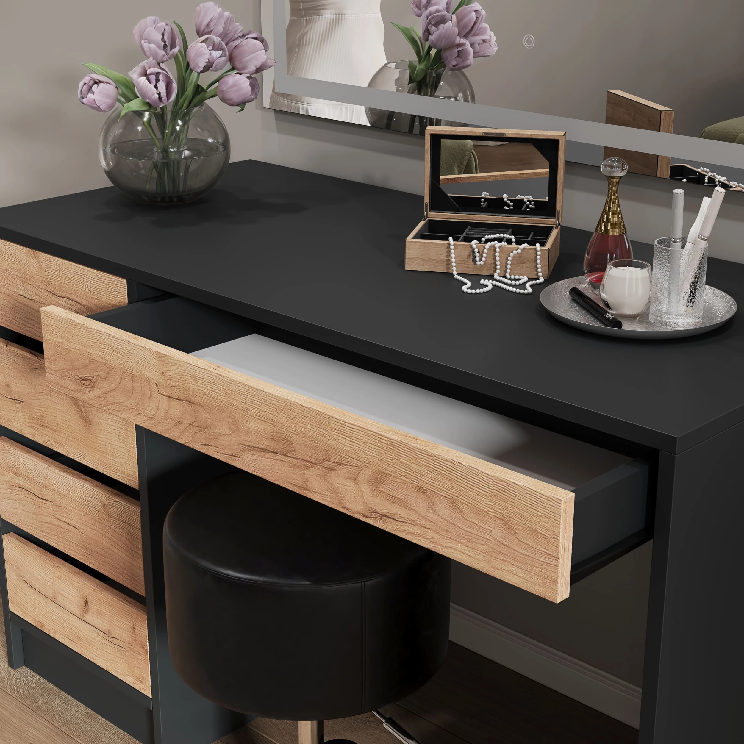 Nahaufnahme von Hocker in Schwarz, zeigt Textur/Details