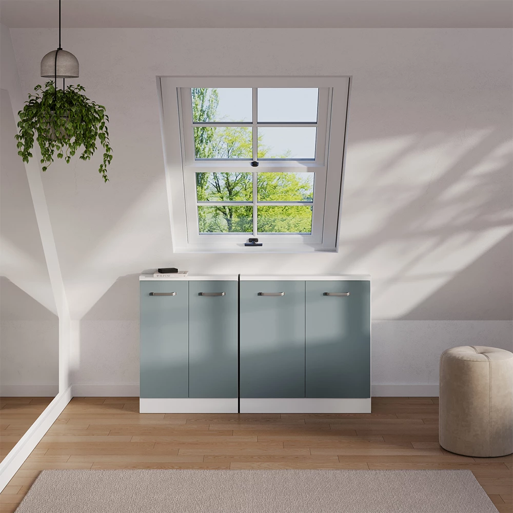 Dachschrägenschrank-Set in Blau-Grau/Goldkraft Eiche, dargestellt im Ambiente mit Dekoration