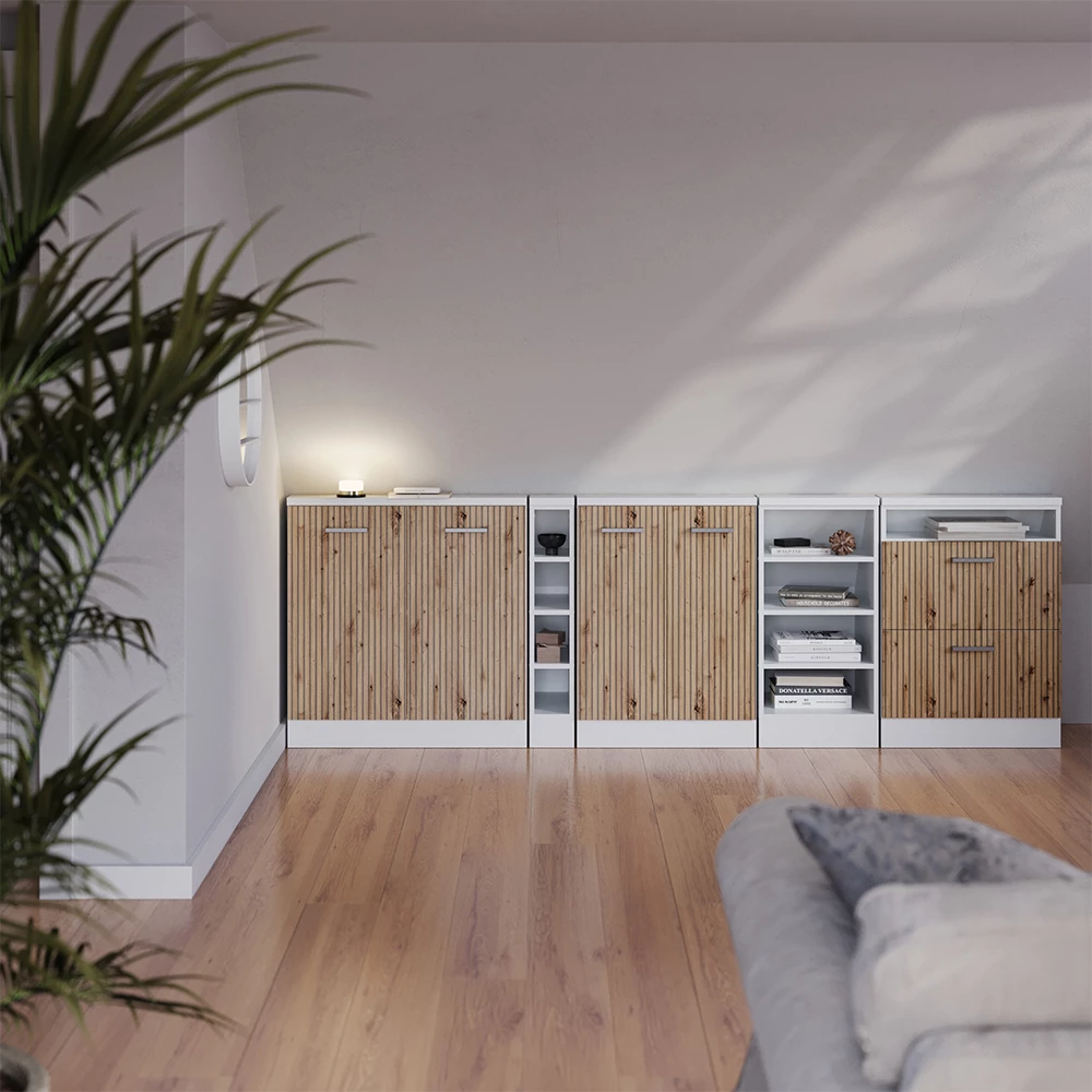 Dachschrägenschrank-Set in Artisan Eiche/Weiß auf weißem Hintergrund mit dekorativen Elementen