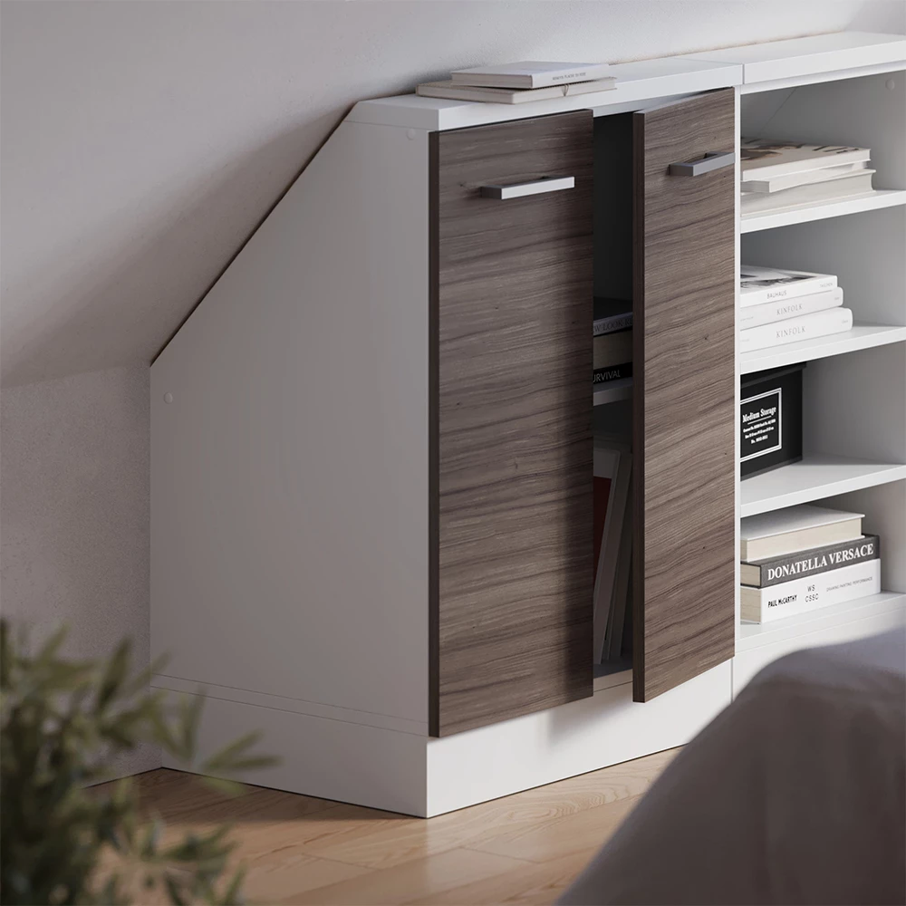 Dachschrägenschrank in Edelgrau/Weiß auf weißem Hintergrund mit dekorativen Elementen