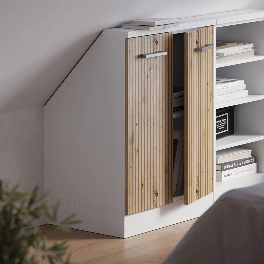 Dachschrägenschrank in Artisan Eiche/Weiß auf weißem Hintergrund mit dekorativen Elementen