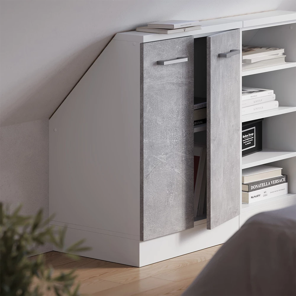 Dachschrägenschrank in Beton/Weiß auf weißem Hintergrund mit dekorativen Elementen