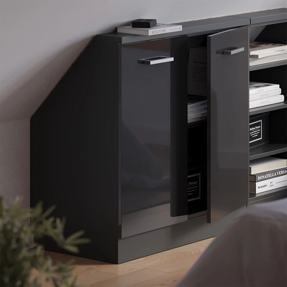 Dachschrägenschrank in Anthrazit Hochglanz/Anthrazit auf weißem Hintergrund mit dekorativen Elementen