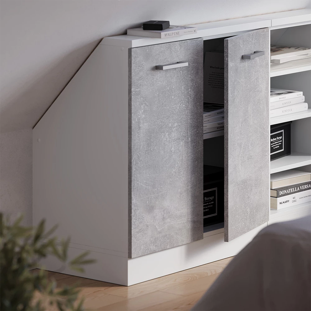 Dachschrägenschrank in Beton/Weiß auf weißem Hintergrund mit dekorativen Elementen